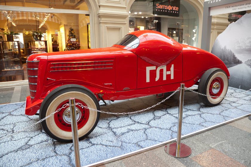 Altes rotes Retro-Auto bei einer Austellung Altes rotes Retro-Auto bei einer Austellung