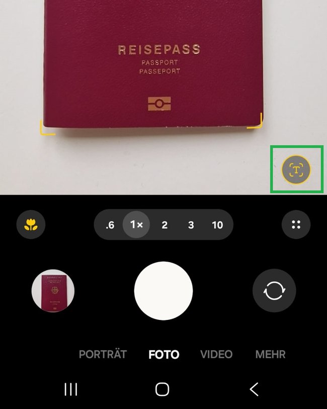 Ein deutscher Reisepass liegt auf einer weißen Oberfläche, während die Kamera-App eines Smartphones mit aktivierter Scan-Funktion geöffnet ist. Ein deutscher Reisepass liegt auf einer weißen Oberfläche, während die Kamera-App eines Smartphones mit aktivierter Scan-Funktion geöffnet ist.