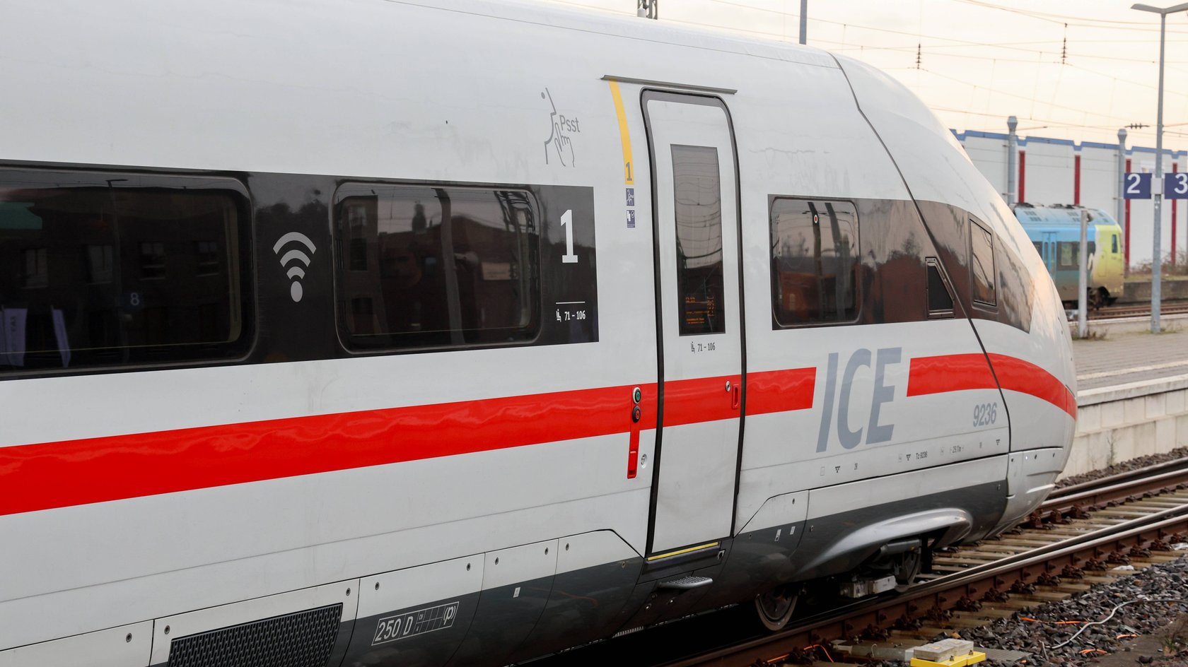 Mit etwas Geduld und Glück bekommt ihr ganz ohne Reservierung einen Platz im Zug. Mit etwas Geduld und Glück bekommt ihr ganz ohne Reservierung einen Platz im Zug.