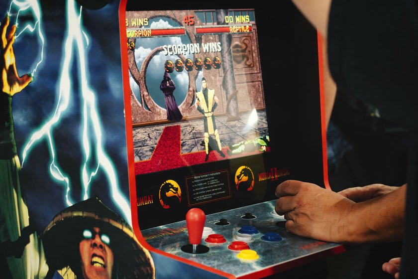 Nahaufnahme eines alten Retro-Arcade-Spiels Mortal Kombat II Nahaufnahme eines alten Retro-Arcade-Spiels Mortal Kombat II