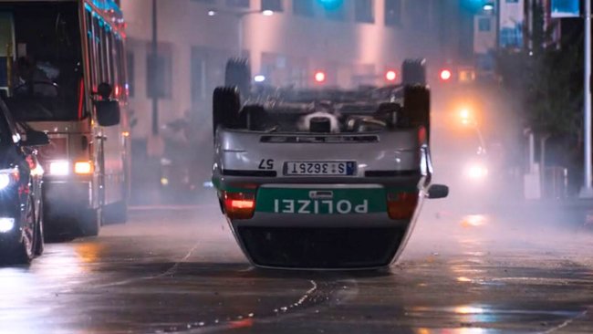 Bösewicht Loki wirft im Film deutsche Polizeiautos durch die Gegend. Bösewicht Loki wirft im Film deutsche Polizeiautos durch die Gegend.