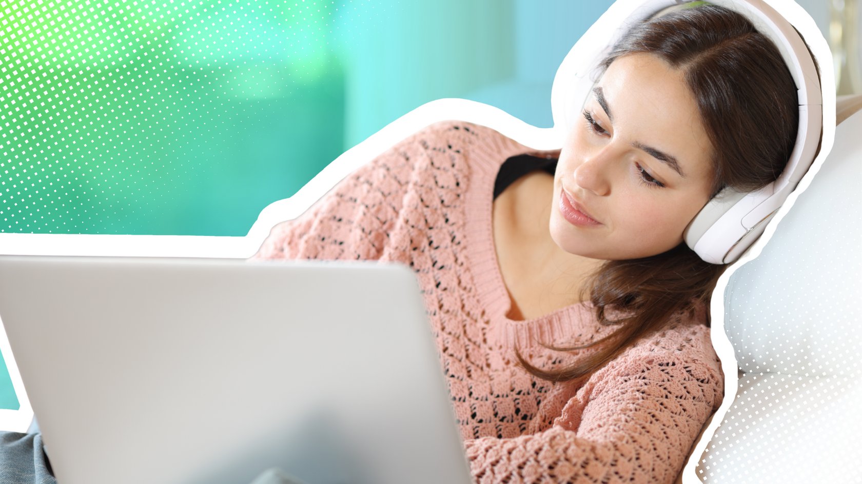 Frau liegt entspannt auf Couch und schaut auf Laptop einen Film Frau liegt entspannt auf Couch und schaut auf Laptop einen Film