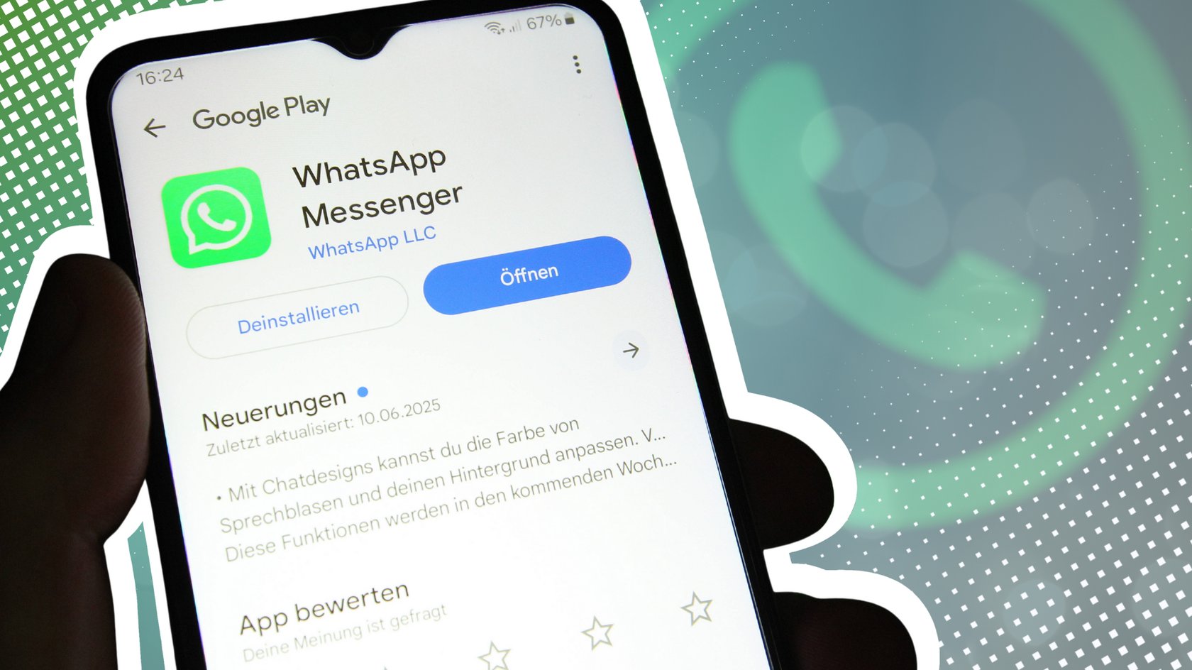 Auf einem Smartphone wurde der Google Play Store mit der App vom Instant-Messaging-Dienst WhatsApp geöffnet. Dahinter ist auf einem Laptop das Logo von WhatsApp aufgerufen worden. Auf einem Smartphone wurde der Google Play Store mit der App vom Instant-Messaging-Dienst WhatsApp geöffnet. Dahinter ist auf einem Laptop das Logo von WhatsApp aufgerufen worden.