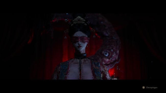 Düstere, unheimliche Szene mit einer Frau im traditionellen asiatischen Gewand, deren Augen mit blutigem Stoff verbunden sind. Sie trägt aufwendigen Kopfschmuck und Schmuckohrringe. Im Hintergrund windet sich eine groteske, wurmartige Kreatur mit einem großen, weißen Auge. Die Beleuchtung ist rot und erzeugt eine bedrohliche Atmosphäre. Düstere, unheimliche Szene mit einer Frau im traditionellen asiatischen Gewand, deren Augen mit blutigem Stoff verbunden sind. Sie trägt aufwendigen Kopfschmuck und Schmuckohrringe. Im Hintergrund windet sich eine groteske, wurmartige Kreatur mit einem großen, weißen Auge. Die Beleuchtung ist rot und erzeugt eine bedrohliche Atmosphäre.