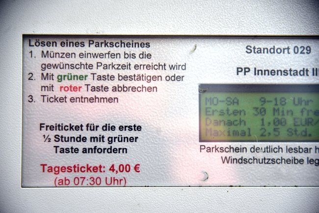 Bei manchen Automaten kann man für kurze Zeit kostenlos parken. Bei manchen Automaten kann man für kurze Zeit kostenlos parken.
