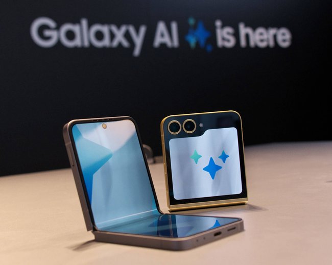Samsung new Galaxy Z Flip 6 are displayed at the Galaxy Experience Space in Tokyo, Japan on Wednesday, July 10, 2024. This event hold at Shibuya, Tokyo and the other 6 cities of the world. PUBLICATIONxINxGERxSUIxAUTxHUNxONLY TKP2024071004 KEIZOxMORI Samsung new Galaxy Z Flip 6 are displayed at the Galaxy Experience Space in Tokyo, Japan on Wednesday, July 10, 2024. This event hold at Shibuya, Tokyo and the other 6 cities of the world. PUBLICATIONxINxGERxSUIxAUTxHUNxONLY TKP2024071004 KEIZOxMORI