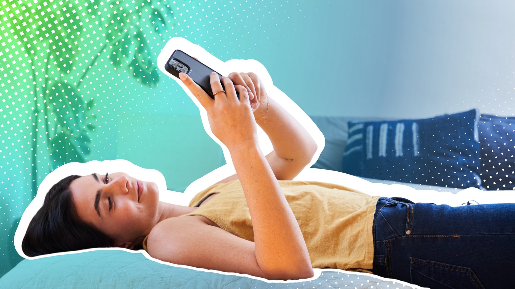 Frau liegt entspannt auf Bett und schaut auf ihr Smartphone Frau liegt entspannt auf Bett und schaut auf ihr Smartphone