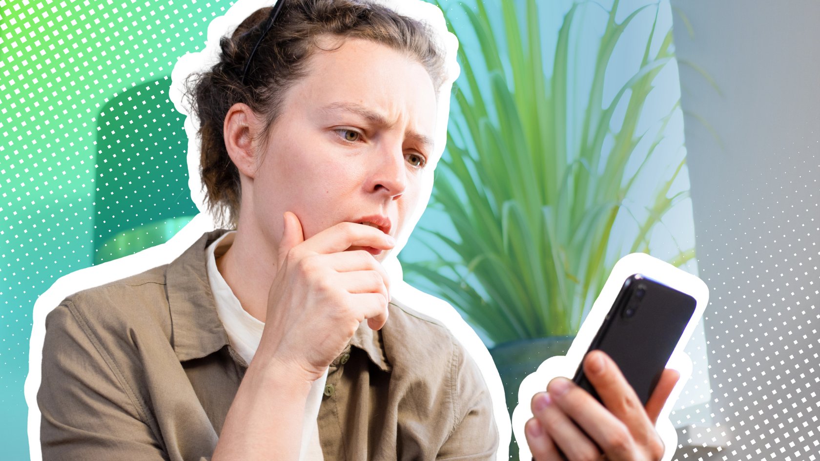 Junge Frau schaut verwirrt aus Smartphone. Junge Frau schaut verwirrt aus Smartphone.