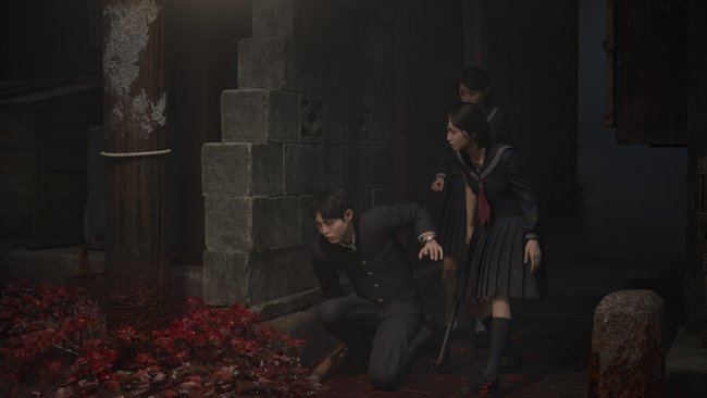 Hinako, Shu und Rinko in Silent Hill f wie sie hinter einer Mauer kauern. Hinako, Shu und Rinko in Silent Hill f wie sie hinter einer Mauer kauern.