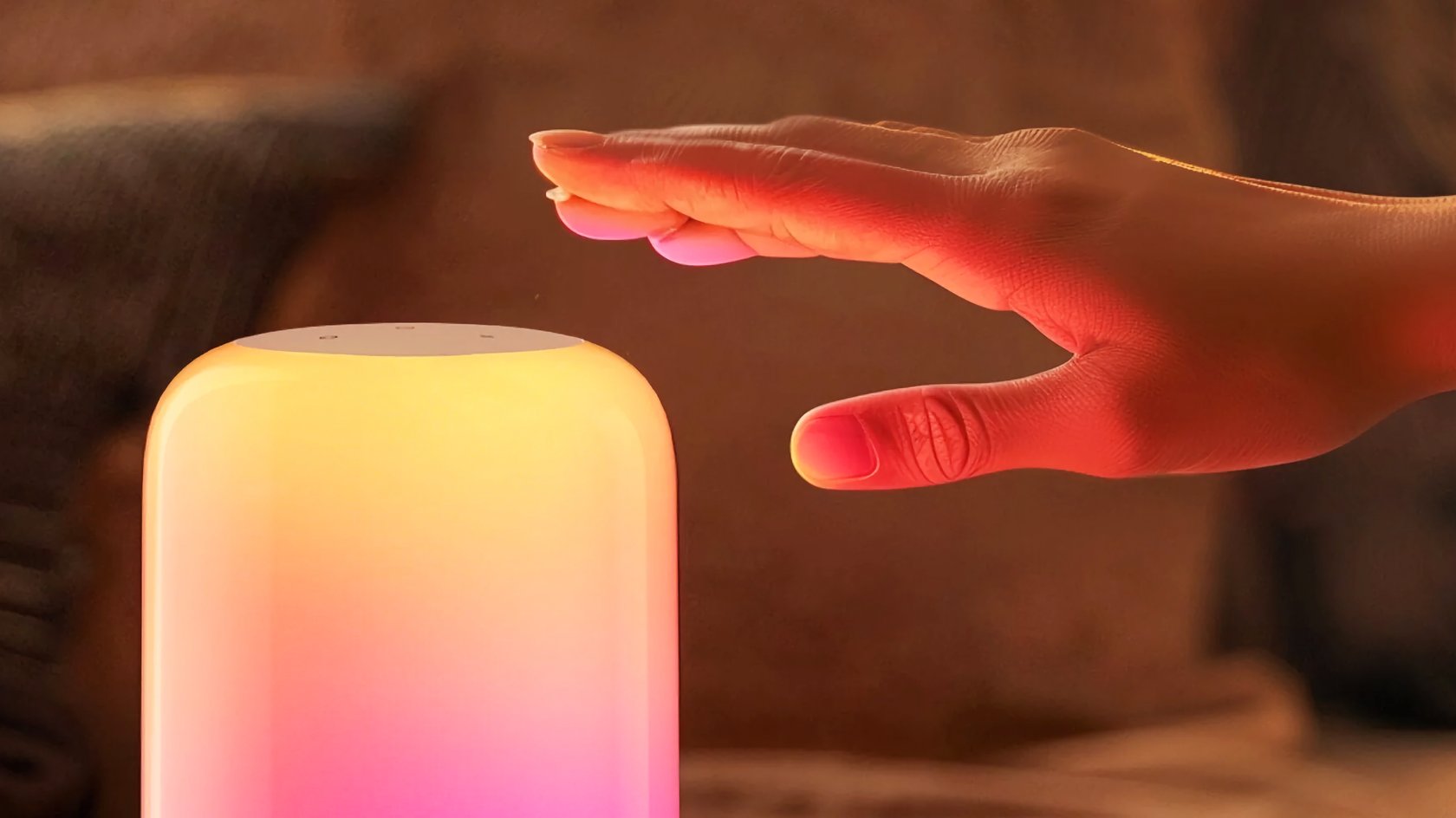 Eine Frau schaltet eine Nachttischlampe ein. Eine Frau schaltet eine Nachttischlampe ein.