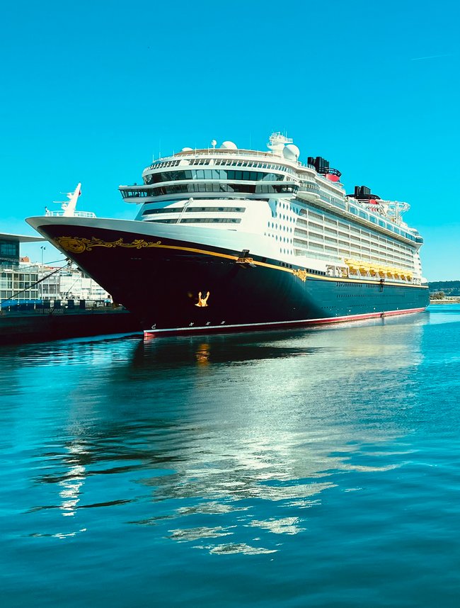 Die Disney Fantasy im Hafen von A Coruña. Die Disney Fantasy im Hafen von A Coruña.