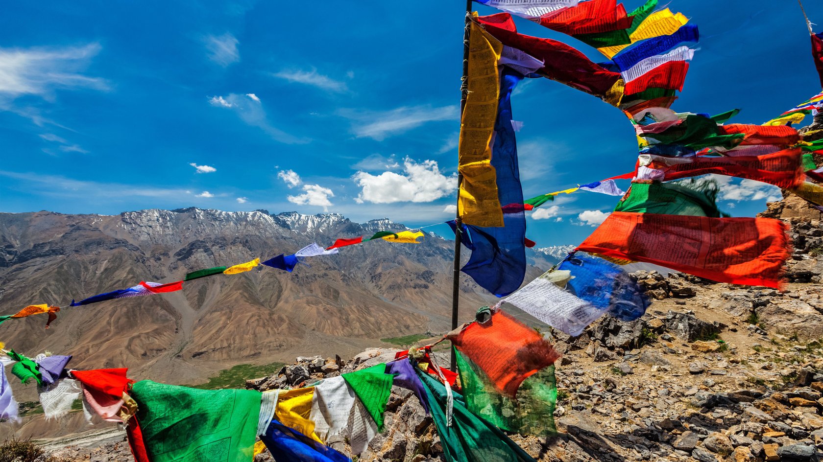 Die buddhistischen Gebetsfahnen sind im Himalaya ein vertrauter Anblick. Die buddhistischen Gebetsfahnen sind im Himalaya ein vertrauter Anblick.