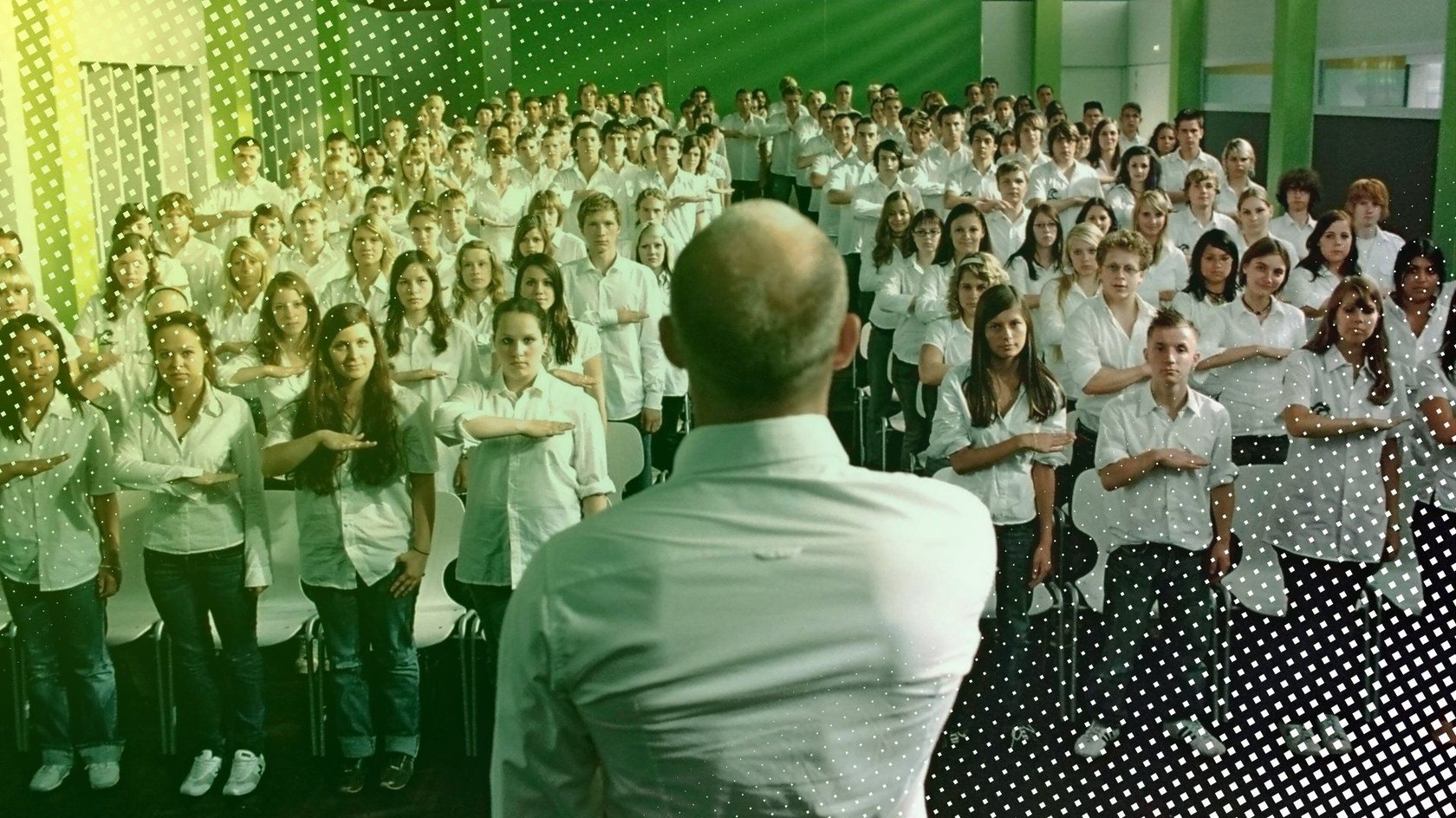 Jürgen Vogel als Lehrer Rainer Wenger vor seinen Schülern im Film „Die Welle“. Jürgen Vogel als Lehrer Rainer Wenger vor seinen Schülern im Film „Die Welle“.