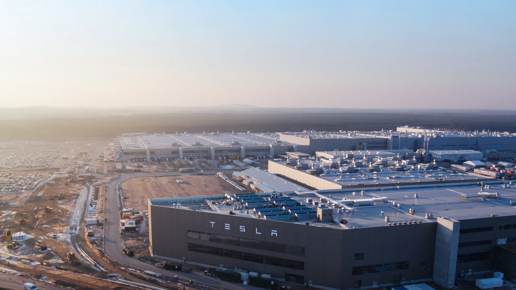 Die trostlosen Pausenraum-Bilder von Google Maps passen nicht zu Teslas hochmoderner Gigafactory in Grünheide Die trostlosen Pausenraum-Bilder von Google Maps passen nicht zu Teslas hochmoderner Gigafactory in Grünheide