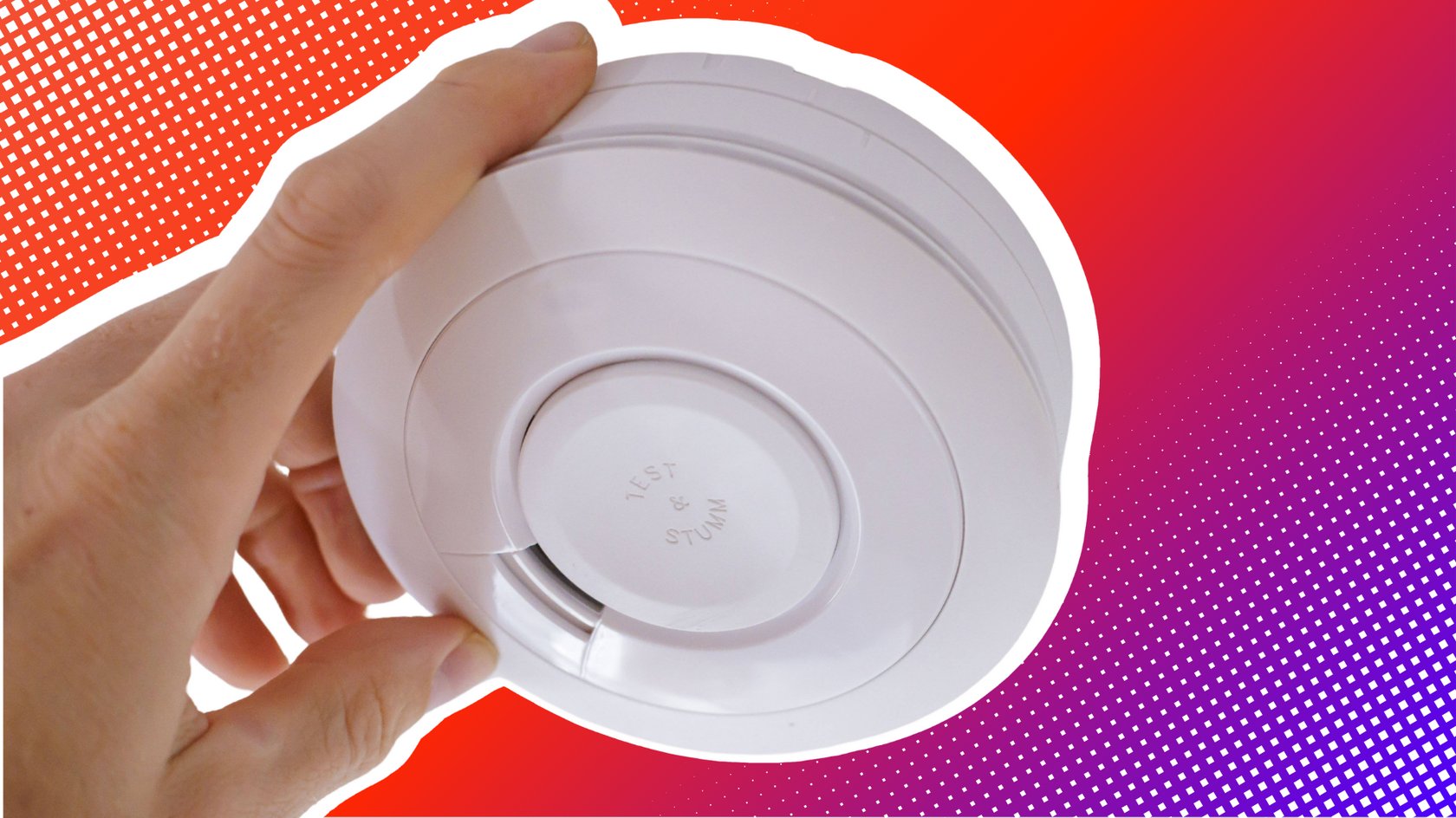 Rauchmelder wird an Decke installiert Rauchmelder wird an Decke installiert