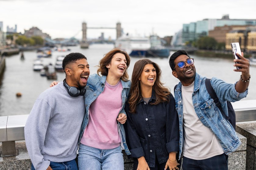 Glückliche Freunde machen ein Selfie auf einer Londoner Brücke während einer Städtereise. Glückliche Freunde machen ein Selfie auf einer Londoner Brücke während einer Städtereise.