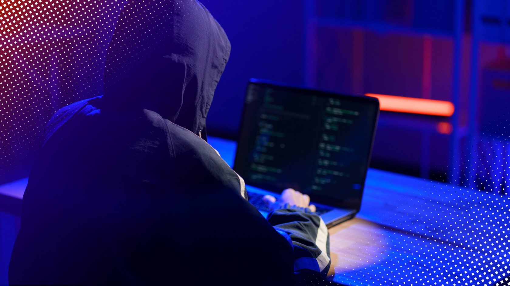 Hacker sitzt in dunklen Raum an Laptop Hacker sitzt in dunklen Raum an Laptop