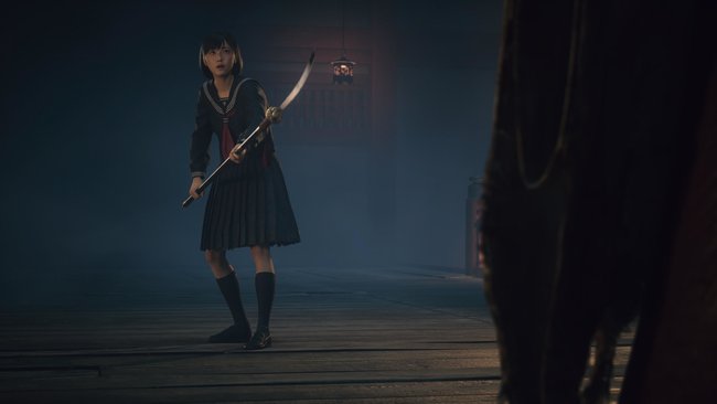 Hinako aus Silent Hill f mit einer Waffe. Hinako aus Silent Hill f mit einer Waffe.