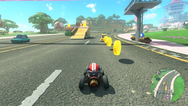 Shy Guy hinter einem Auto mit Münzen in Mario Kart World. Shy Guy hinter einem Auto mit Münzen in Mario Kart World.