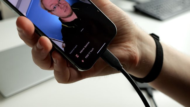 Eine SSD ist an ein Android-Smartphone angeschlossen Eine SSD ist an ein Android-Smartphone angeschlossen