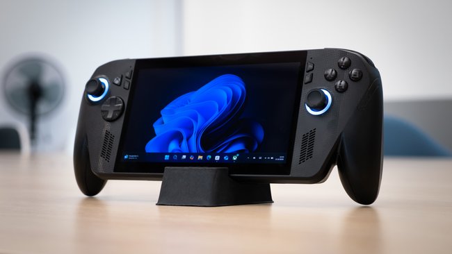 Das ROG Xbox Ally X steht auf einem Tisch Das ROG Xbox Ally X steht auf einem Tisch