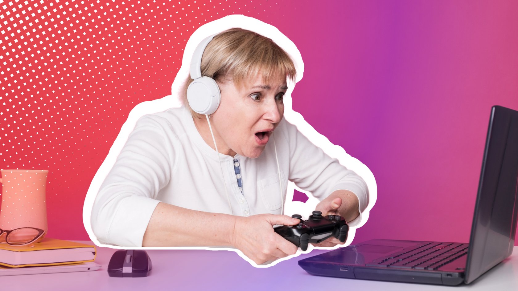 Frau mit Controller in den Händen schaut erstaunt auf Laptop. Frau mit Controller in den Händen schaut erstaunt auf Laptop.