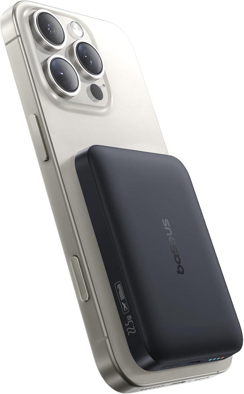 Ein silbernes iPhone mit einer schwarzen Powerbank, die magnetisch an der Rückseite befestigt ist. Auf der Powerbank steht "Baseus" und "22.5W 10000mAh". Ein silbernes iPhone mit einer schwarzen Powerbank, die magnetisch an der Rückseite befestigt ist. Auf der Powerbank steht "Baseus" und "22.5W 10000mAh".