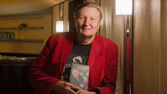 Ulli Zelle war Jahrzehnte lang als Reporter und Fernsehmoderator tätig. Ulli Zelle war Jahrzehnte lang als Reporter und Fernsehmoderator tätig.