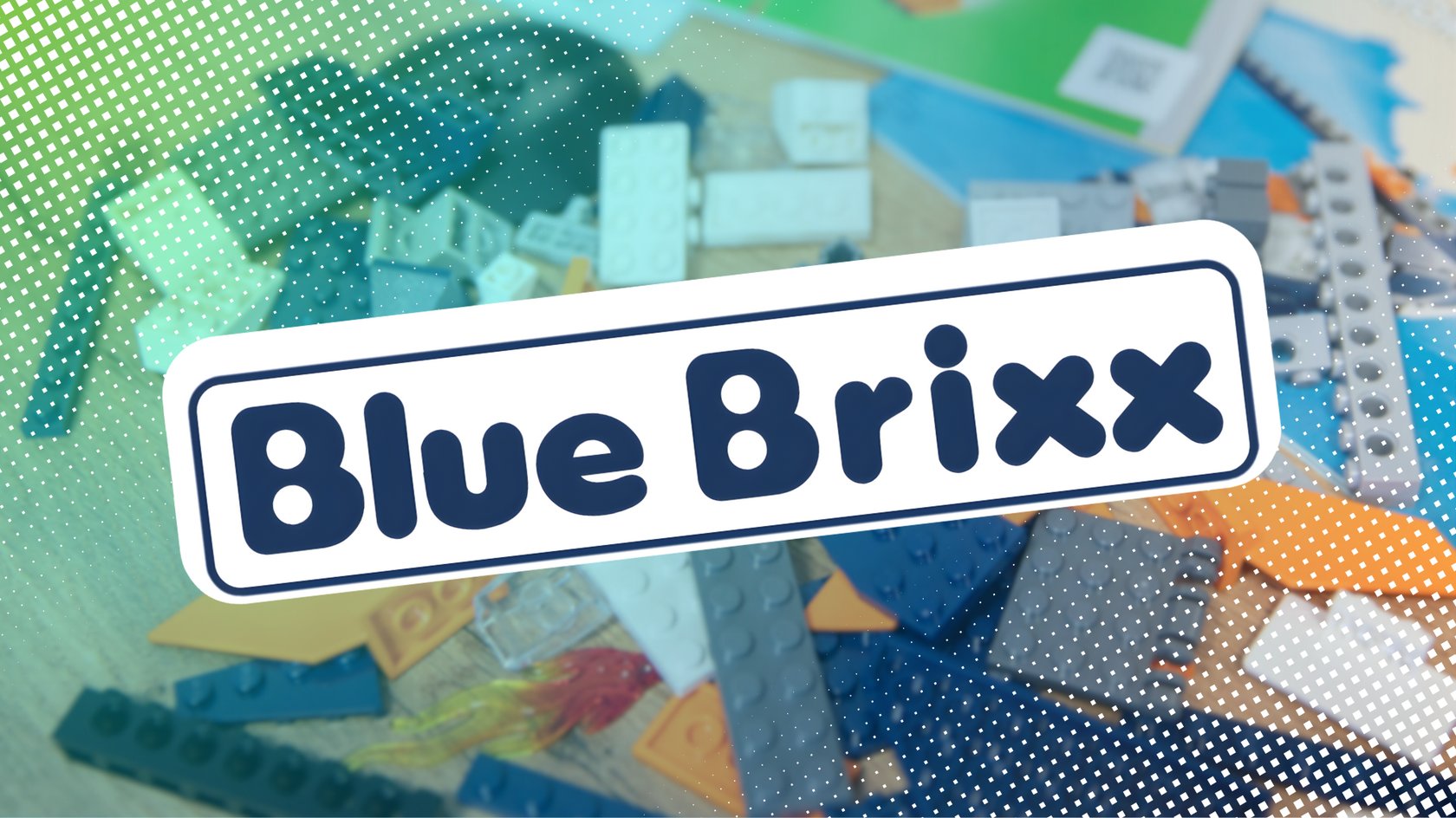 BlueBrixx-Logo vor Klemmbausteinen auf einem Tisch. BlueBrixx-Logo vor Klemmbausteinen auf einem Tisch.