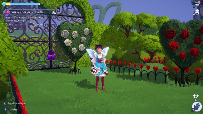 Baum mit weißen Rosen im Reich von Alice im Wunderland Baum mit weißen Rosen im Reich von Alice im Wunderland