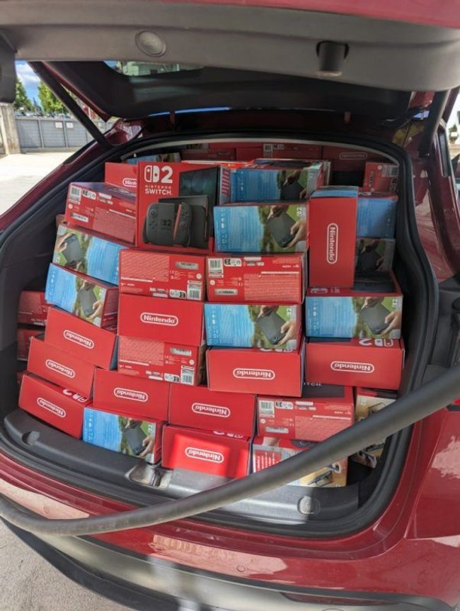 Kofferraum eines Autos gefüllt mit Nintendo Switch 2 Konsolen Kofferraum eines Autos gefüllt mit Nintendo Switch 2 Konsolen