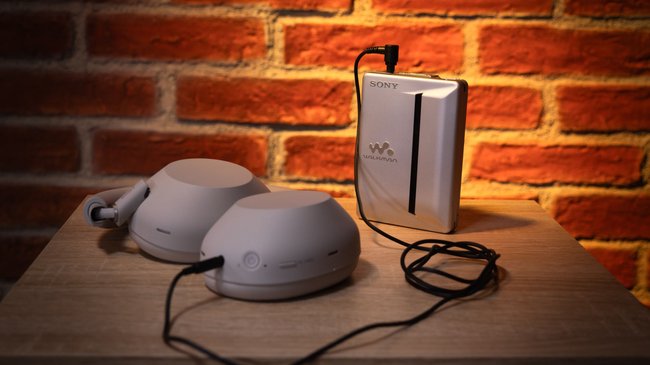 Ein Sony WH-1000XM6 liegt neben einem klassischen Sony Walkman Ein Sony WH-1000XM6 liegt neben einem klassischen Sony Walkman