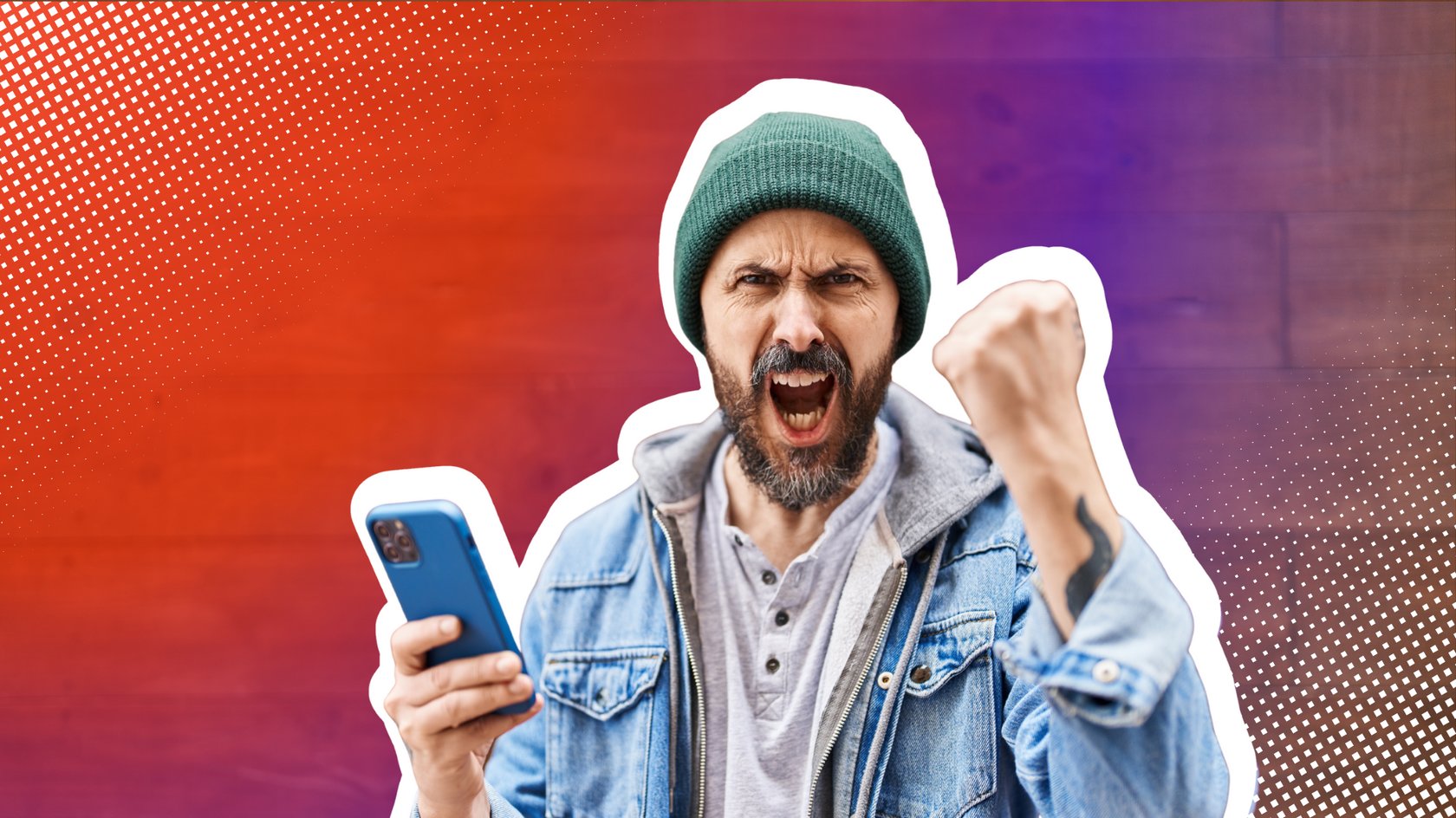 Person mit grüner Strickmütze und Jeansjacke hält ein Smartphone in der rechten Hand und ballt die linke Hand zur Faust, vor einem Hintergrund aus Holzplanken. Person mit grüner Strickmütze und Jeansjacke hält ein Smartphone in der rechten Hand und ballt die linke Hand zur Faust, vor einem Hintergrund aus Holzplanken.