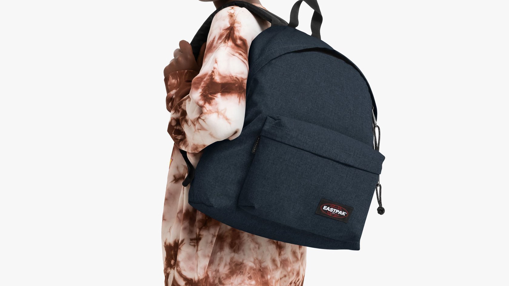 Der Eastpak PADDED PAK'r Rucksack getragen von einer Frau Der Eastpak PADDED PAK'r Rucksack getragen von einer Frau