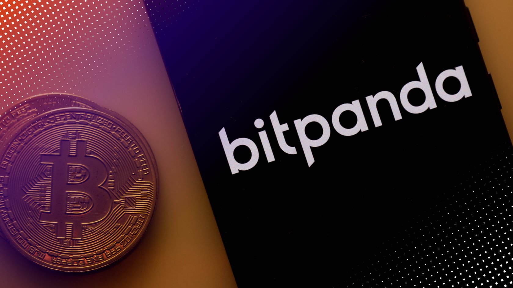 Smartphone mit Bitpanda-Logo und Bitcoin daneben Smartphone mit Bitpanda-Logo und Bitcoin daneben