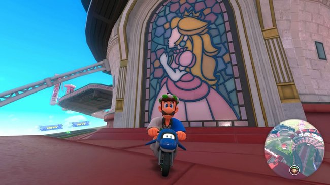 Luigi auf einem Motorrad vor einem Mosaik-Gemälde von Peach. Luigi auf einem Motorrad vor einem Mosaik-Gemälde von Peach.
