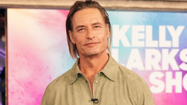 Josh Holloway im Mai 2025 in einer Talkshow. Josh Holloway im Mai 2025 in einer Talkshow.