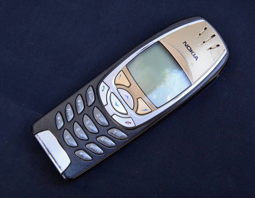 Altes Nokia-Handy, das auf einer dunklen Fläche liegt Altes Nokia-Handy, das auf einer dunklen Fläche liegt