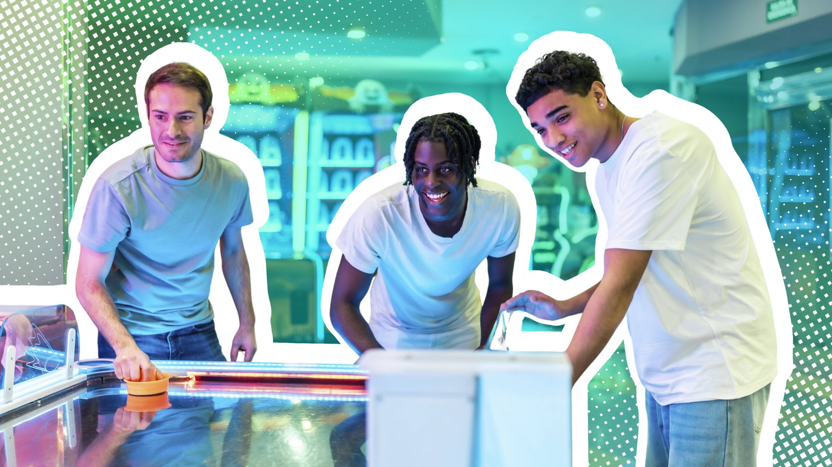 Das Bild zeigt drei lächelnde junge Männer, die gemeinsam an einem Air-Hockey-Tisch in einem hell erleuchteten Spielraum oder Arcade-Bereich stehen: Der Mann links hält einen orangefarbenen Air-Hockey-Schläger und bereitet sich auf das Spiel vor, während der Mann in der Mitte und der Mann rechts sich freundschaftlich über den Tisch beugen und ebenfalls in das Spiel einbezogen sind. Im Hintergrund sind Regale mit Spielautomaten und bunte Lichter zu erkennen, die eine lebendige und fröhliche Atmosphäre vermitteln. Das Bild zeigt drei lächelnde junge Männer, die gemeinsam an einem Air-Hockey-Tisch in einem hell erleuchteten Spielraum oder Arcade-Bereich stehen: Der Mann links hält einen orangefarbenen Air-Hockey-Schläger und bereitet sich auf das Spiel vor, während der Mann in der Mitte und der Mann rechts sich freundschaftlich über den Tisch beugen und ebenfalls in das Spiel einbezogen sind. Im Hintergrund sind Regale mit Spielautomaten und bunte Lichter zu erkennen, die eine lebendige und fröhliche Atmosphäre vermitteln.