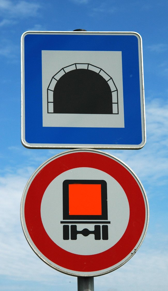 Unter dem LKW-Schild ist oft noch ein Buchstabe abgebildet. Unter dem LKW-Schild ist oft noch ein Buchstabe abgebildet.