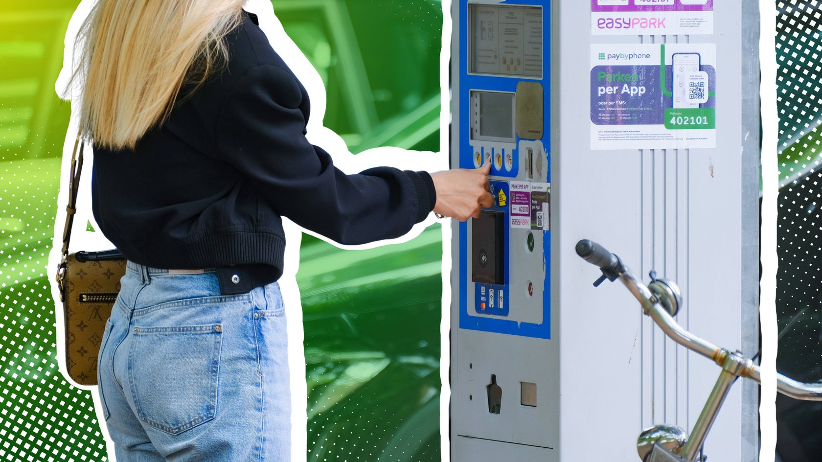 Frau an Parkautomat Frau an Parkautomat