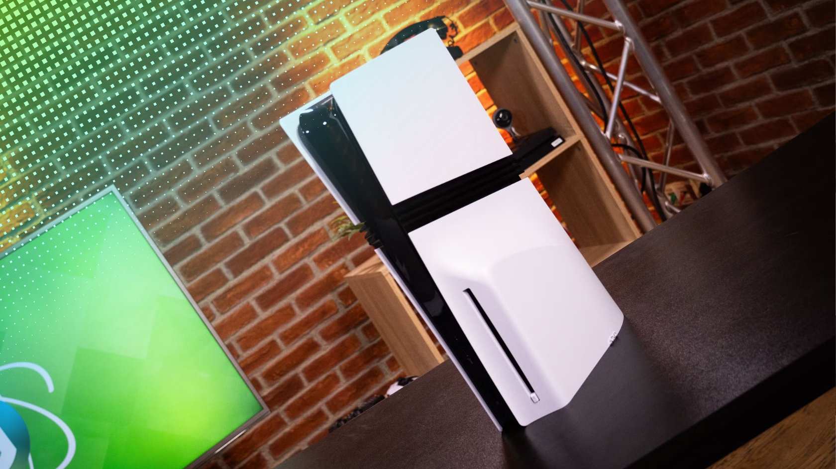 PS5 Pro auf einem Tisch mit Laufwerk. PS5 Pro auf einem Tisch mit Laufwerk.