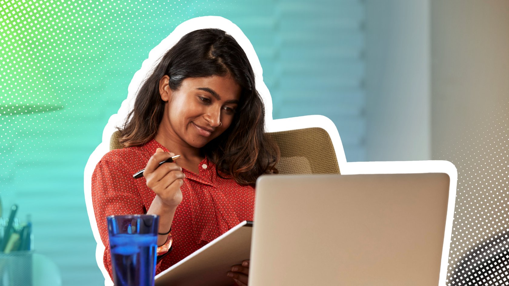 Frau sitzt an Laptop und arbeitet Frau sitzt an Laptop und arbeitet