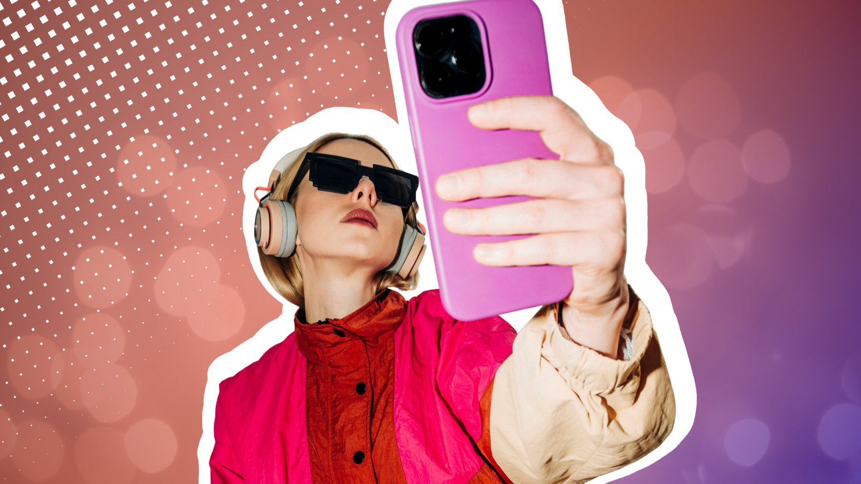 Frau in Retro-Sportbekleidung posiert mit Smartphone Frau in Retro-Sportbekleidung posiert mit Smartphone