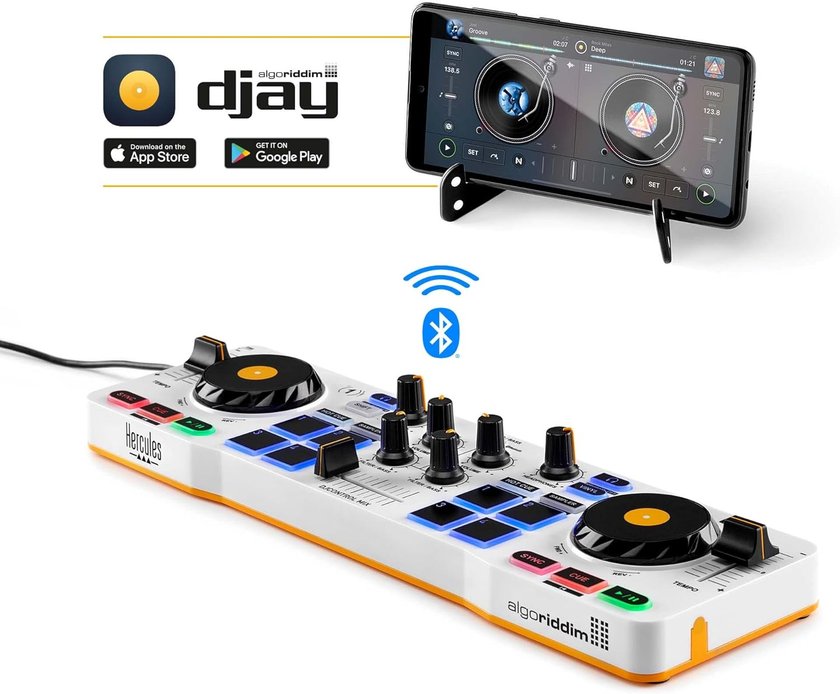 Ein DJ-Controller und ein Smartphone, das die djay-App anzeigt. Der Controller ist weiß mit blauen, roten und grünen beleuchteten Tasten sowie schwarzen Reglern und Jog-Wheels. Das Smartphone ist auf einem Ständer montiert und zeigt zwei Plattenspieler mit Wellenformen. Ein Bluetooth-Symbol verbindet den Controller mit dem Smartphone. Ein DJ-Controller und ein Smartphone, das die djay-App anzeigt. Der Controller ist weiß mit blauen, roten und grünen beleuchteten Tasten sowie schwarzen Reglern und Jog-Wheels. Das Smartphone ist auf einem Ständer montiert und zeigt zwei Plattenspieler mit Wellenformen. Ein Bluetooth-Symbol verbindet den Controller mit dem Smartphone.