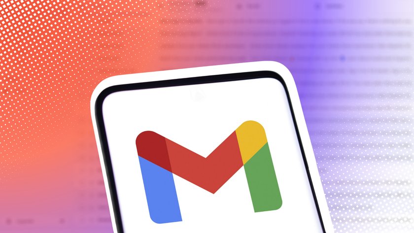 Smartphone mit dem Gmail-Logo auf dem Bildschirm, im Hintergrund ist ein unscharfer Computerbildschirm mit einer E-Mail-Oberfläche zu sehen. Smartphone mit dem Gmail-Logo auf dem Bildschirm, im Hintergrund ist ein unscharfer Computerbildschirm mit einer E-Mail-Oberfläche zu sehen.