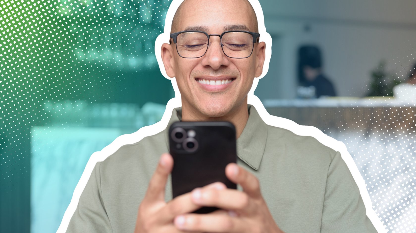 Mann sitzt in Café und blickt freudestrahlend auf sein Handy. Mann sitzt in Café und blickt freudestrahlend auf sein Handy.