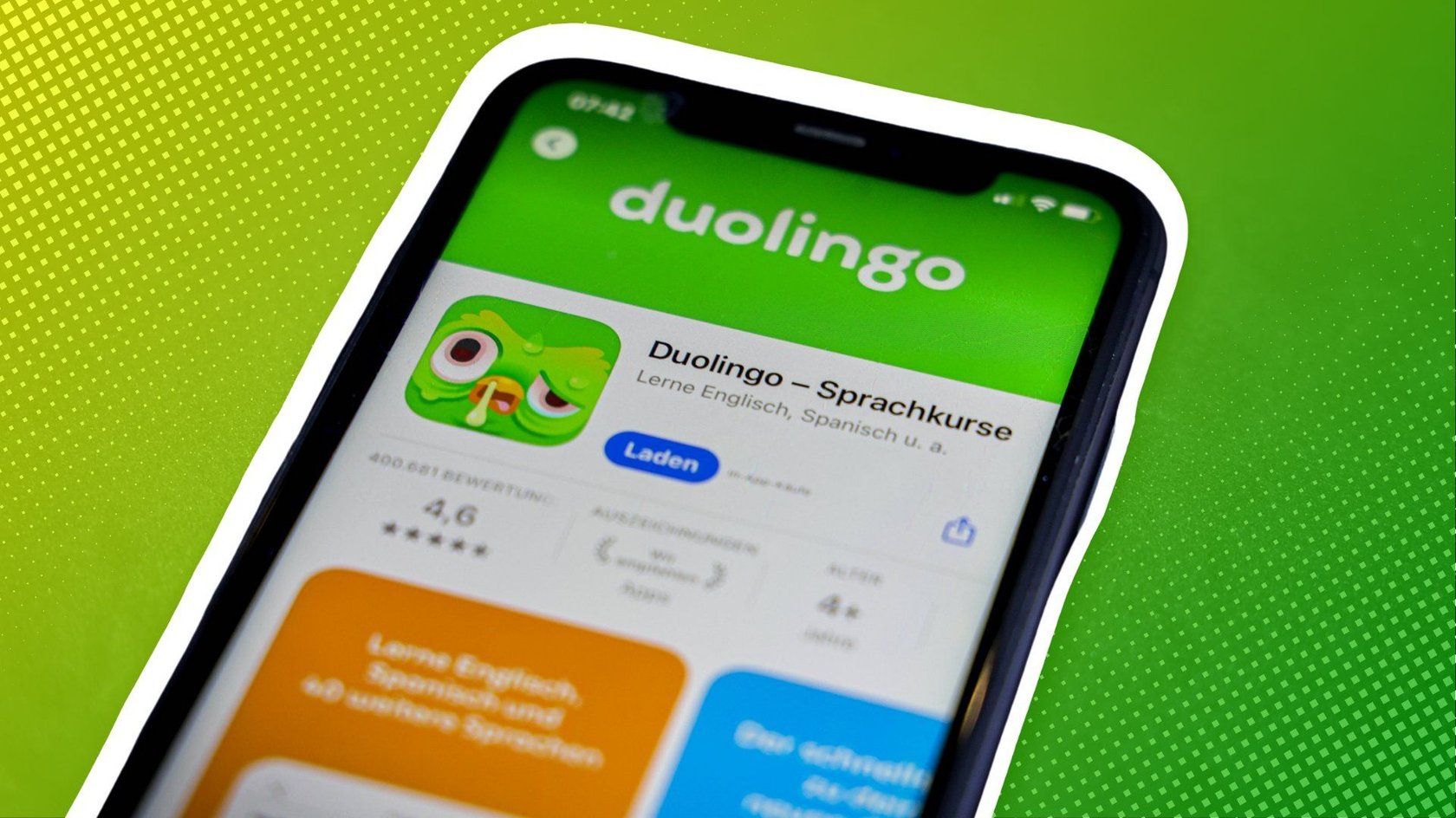 Bei Duolingo begleitet euch eine grüne Eule. Bei Duolingo begleitet euch eine grüne Eule.
