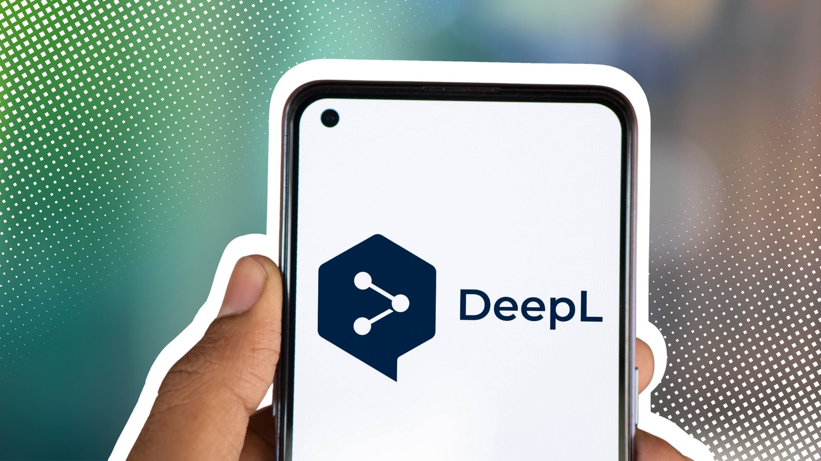 Hand hält Smartphone mit DeepL-Logo auf dem Display. Hand hält Smartphone mit DeepL-Logo auf dem Display.