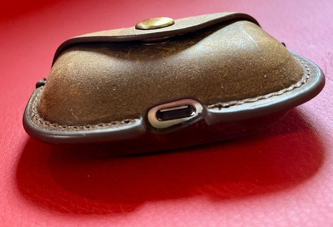 Etwas schief, die Öffnung für die Ladebuchse. Etwas schief, die Öffnung für die Ladebuchse.